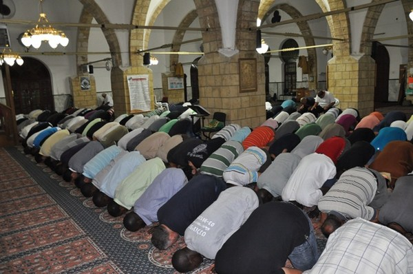 بالفيديو والصور: شعائر صلاة التراويح من مسجد حسن بك في يافا